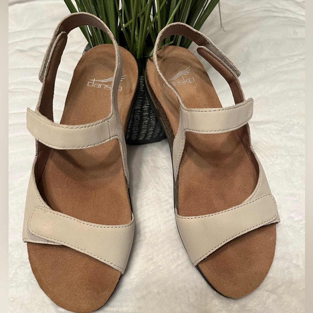 Dansko Women’s Size 6.5 Beige/Light Tan Velcro with arch support sandals